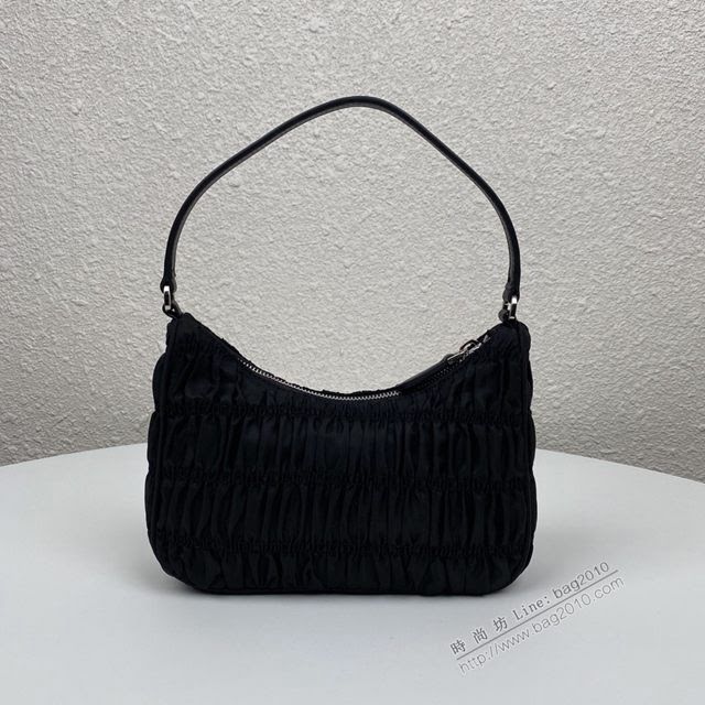 prada女包 普拉達2020專櫃最新款 1NE204 Prada nylon 皺褶Hobo手拎包 Prada復古風腋下包  pyd2306